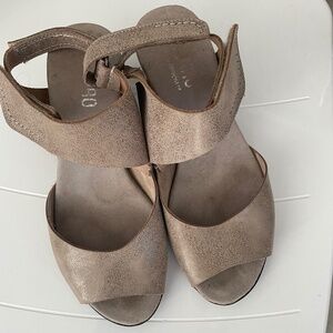 Munro Women’s Shoes Gold Sandals Fabiana 7 wide